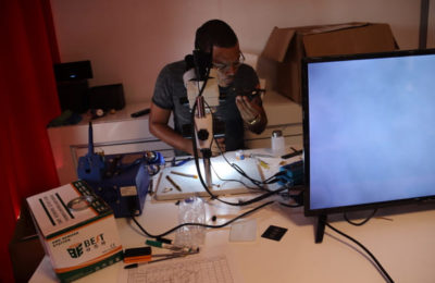 Eleve diagnostic microscope